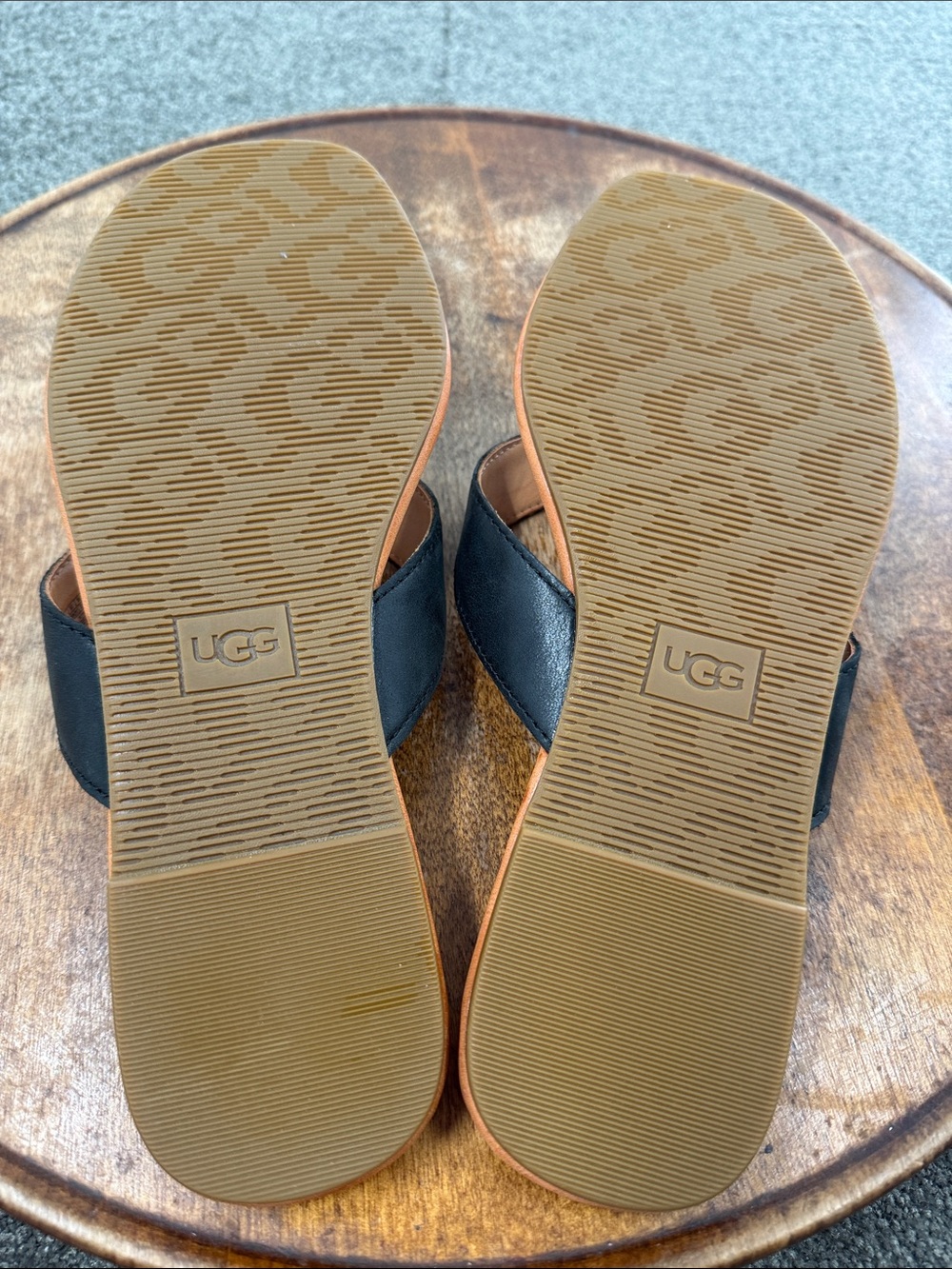 UGG Sandals Wm 8 Carey Black Leather Thong Flip Flops Summer Vacation - Picture 8 of 12